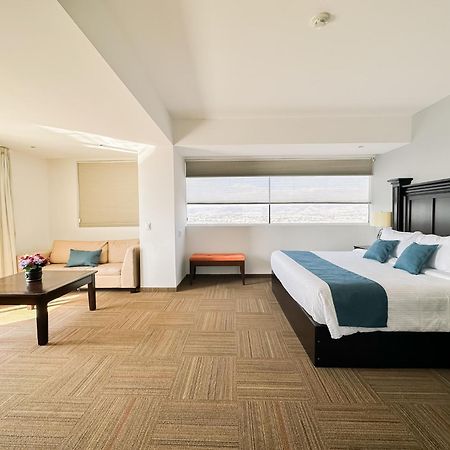 Hotel Stadium León Buitenkant foto Suite at the hotel