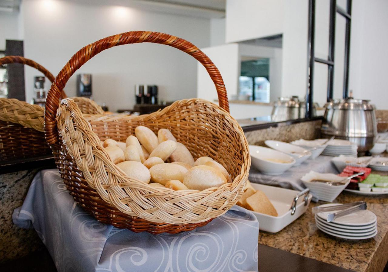 Hotel Stadium León Buitenkant foto A basket of bread